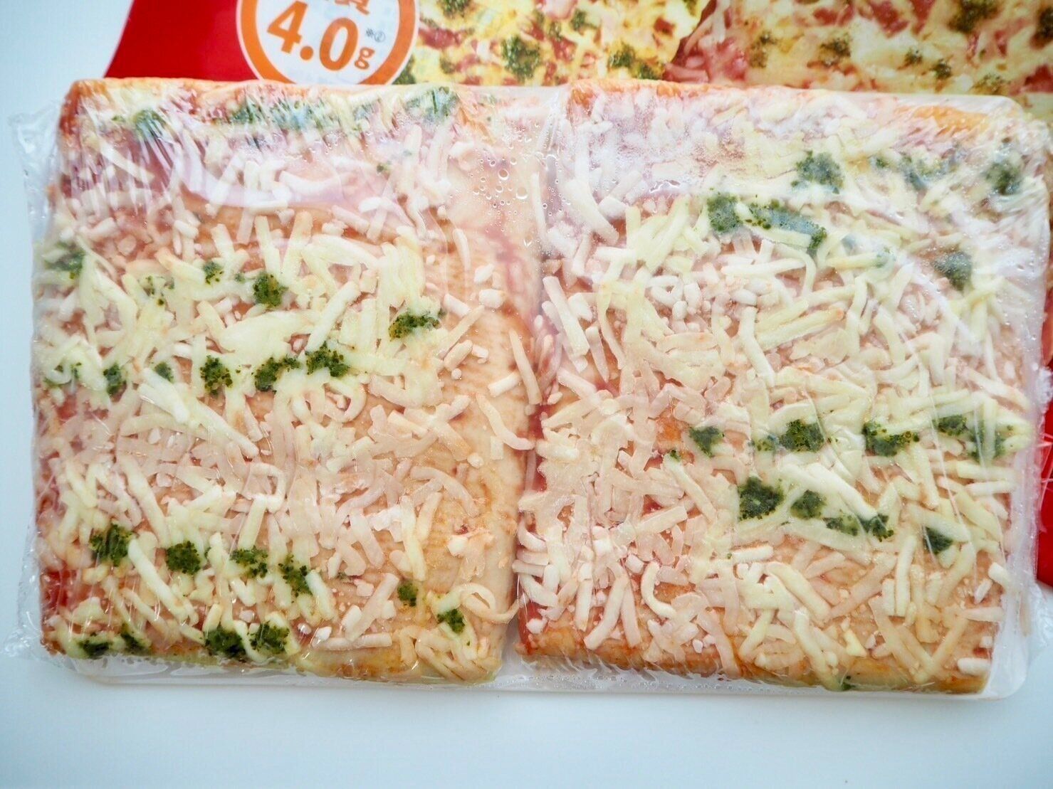 シャトレーゼ「糖質86%カットのピザ マルゲリータ」焼く前の写真