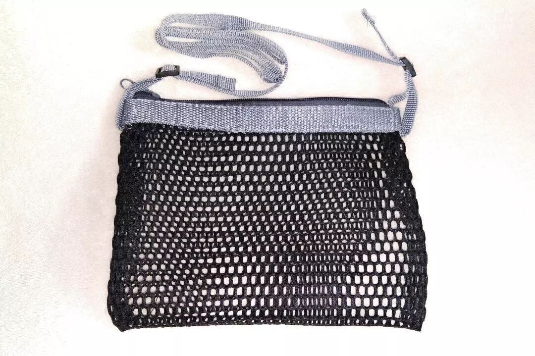 【セリア】メッシュのサコッシュは散歩や外遊びのときに重宝