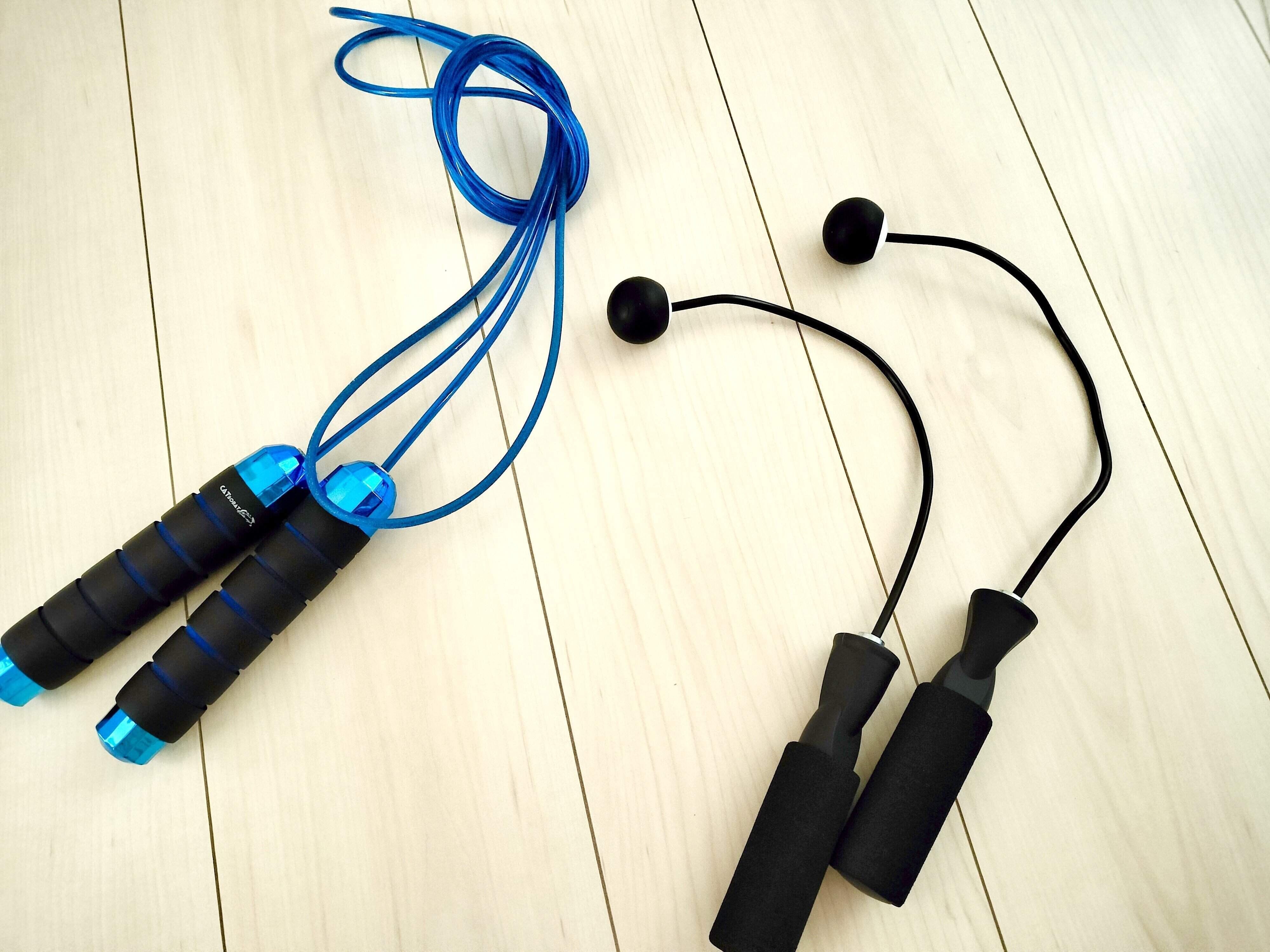 通常の縄跳びとエア縄跳びを並べた画像