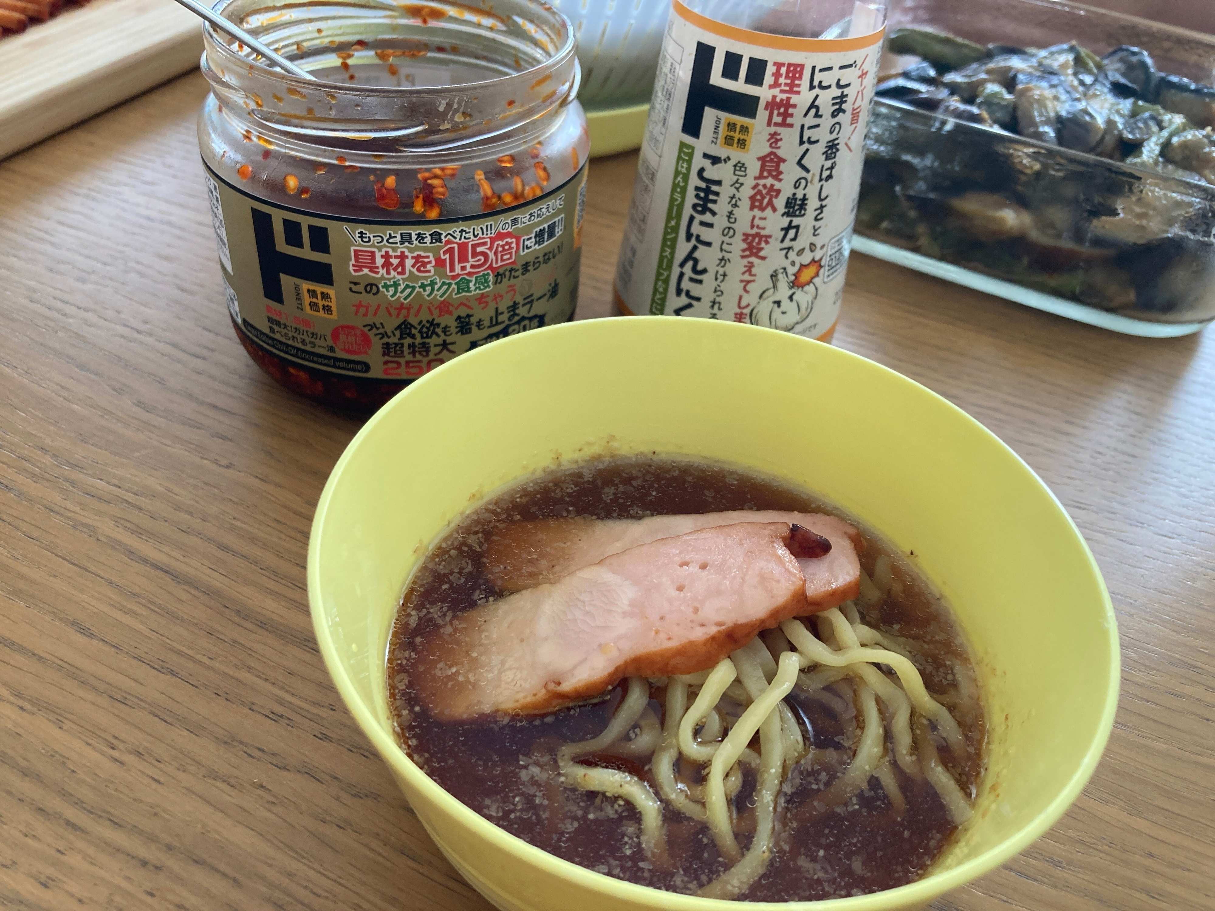 ざるラーメンとトッピングの食べられるラー油とごまニンニク