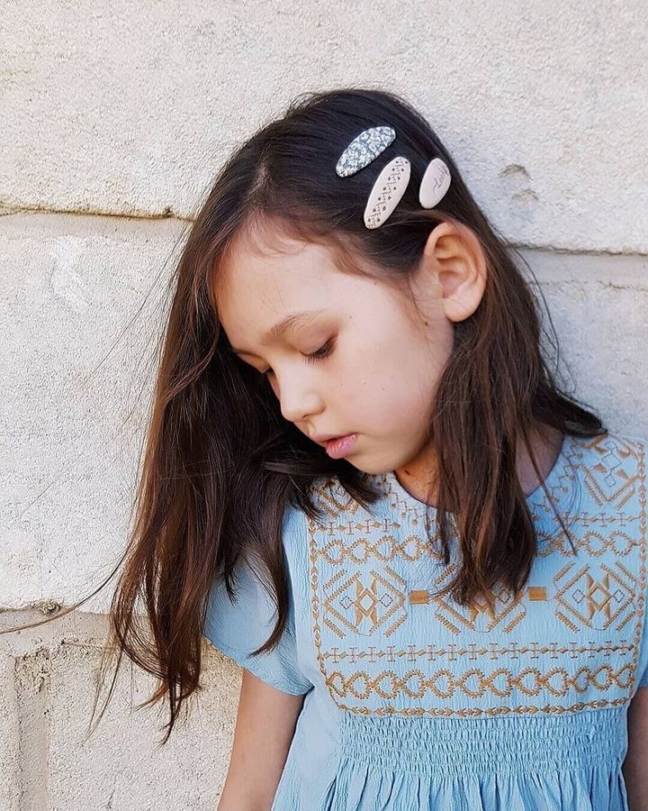 小学生女子も納得のキュートなヘアスタイル。ピンを使えば自然体なセミロングもおしゃれにアレンジ!