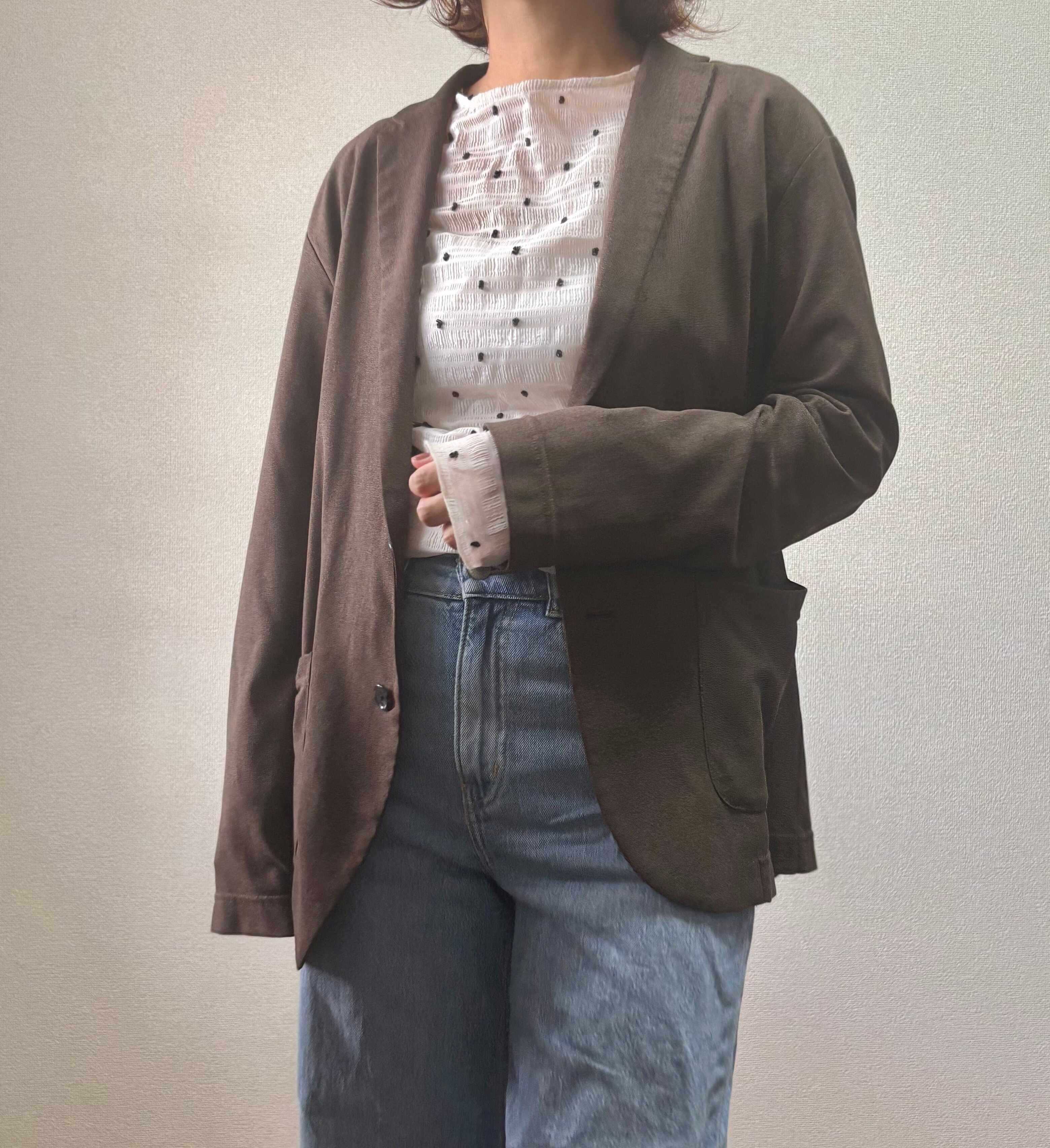 ドットのトップスをジャケットに合わせたコーディネート