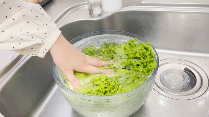 野菜を洗う