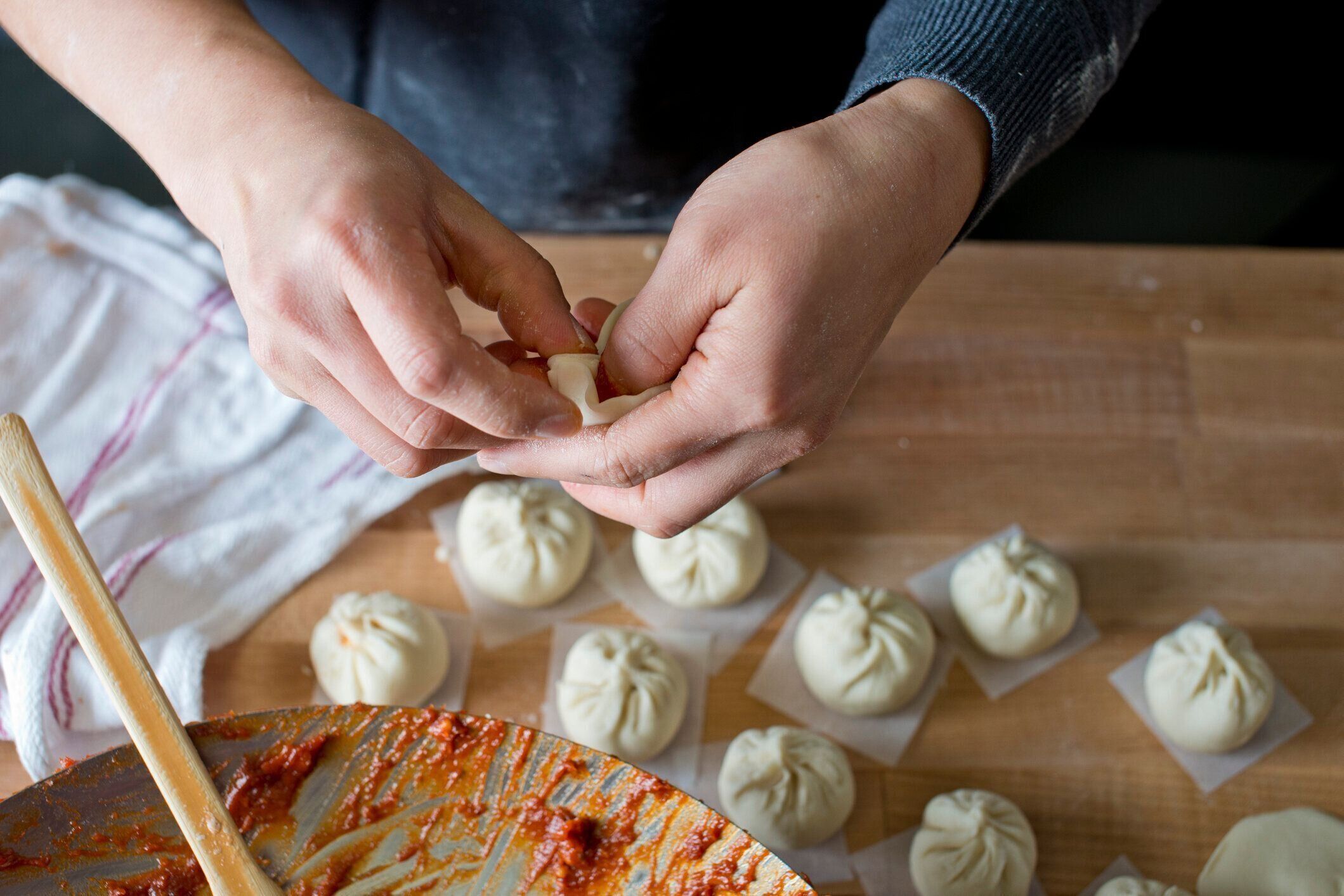 豚肉餃子は手巻きされています。古典的な点心前菜のお気に入り。餃子生地に詰めた味付け豚肉。