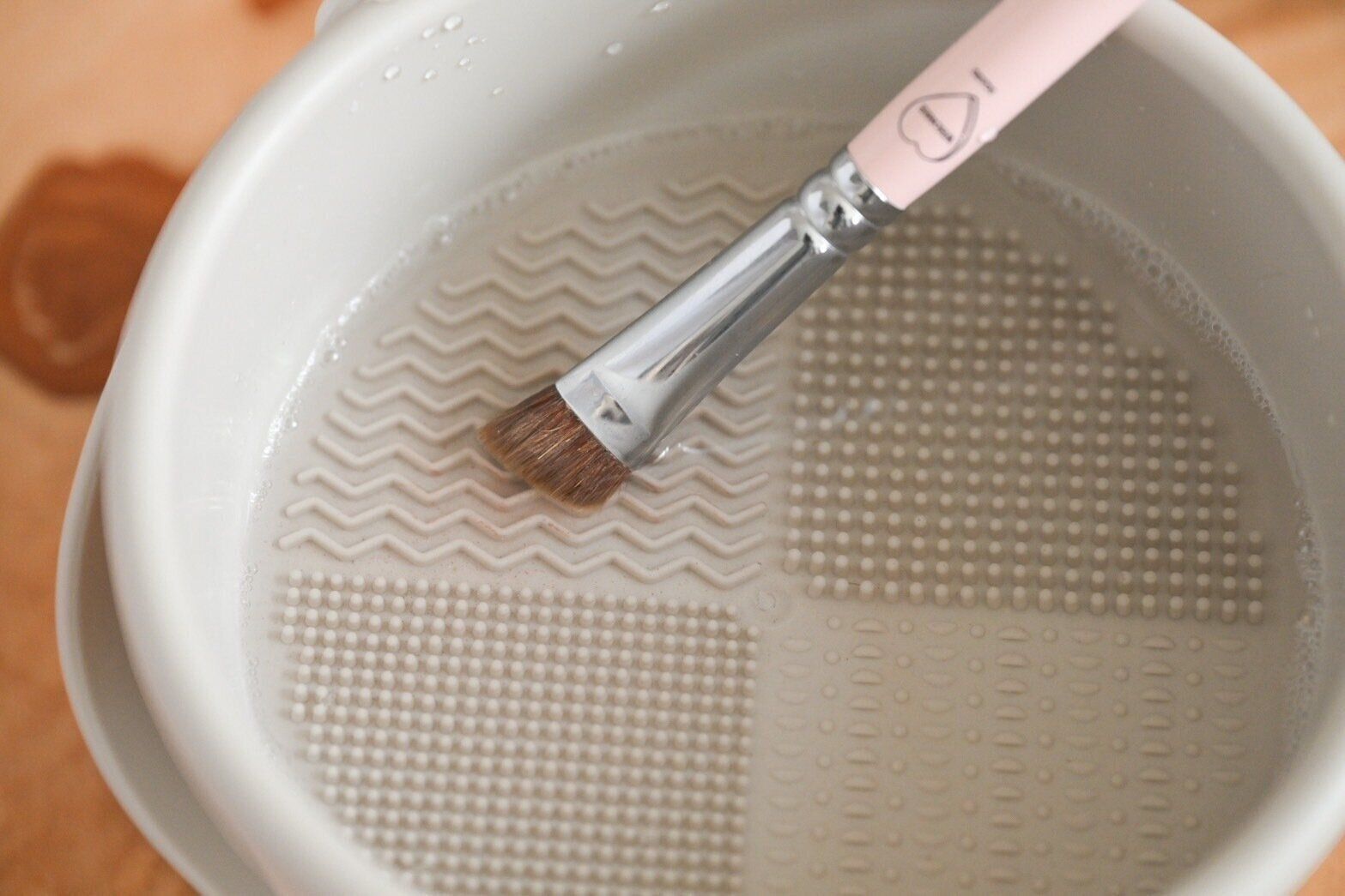 平たいブラシを洗っているところ
