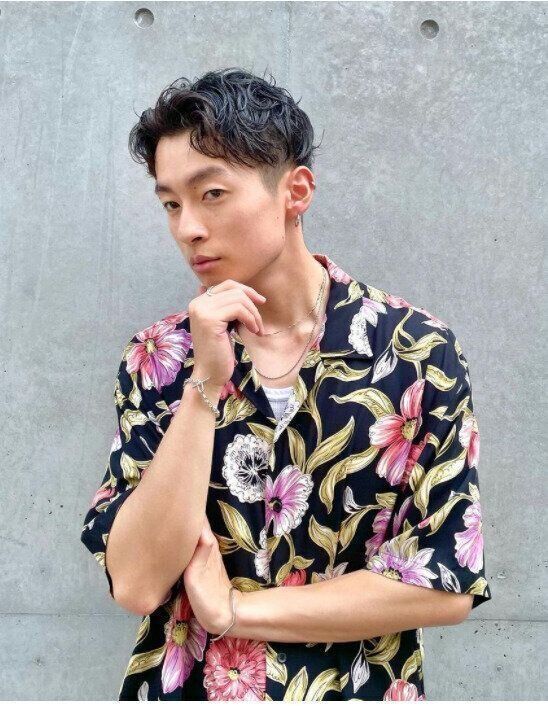 モテる流行のメンズパーマヘアカタログ 。ゆるめのウェーブが大人の余裕を感じさせる！クールなツーブロック