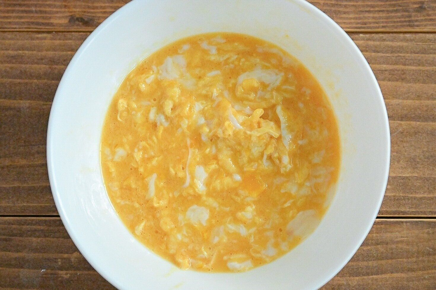 白い皿に入った炒めた卵