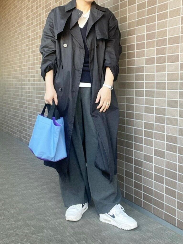 グレーのスラックスにハイテクスニーカー