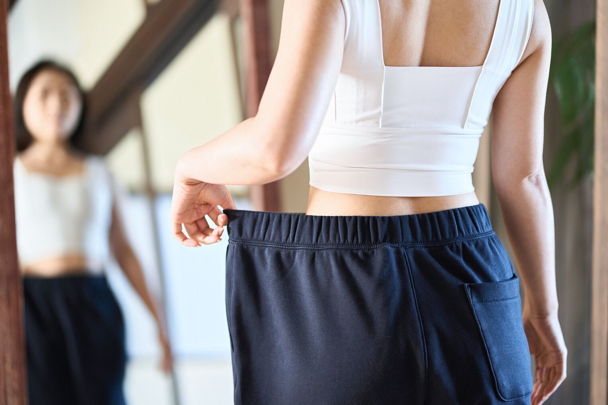 ダイエット結果を確認するアジア人女性