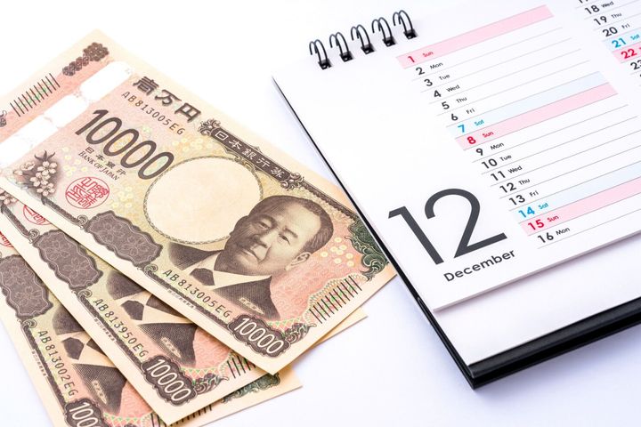 12月カレンダーと日本の10,000円札。