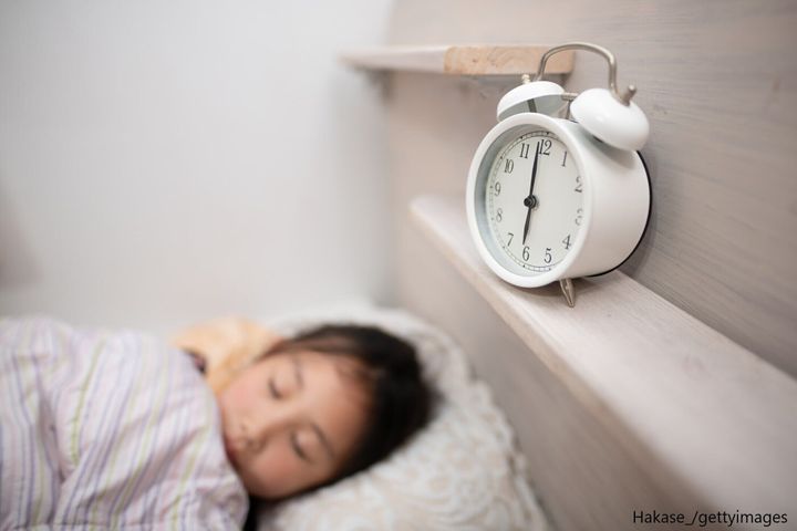ベッドで眠る子ども