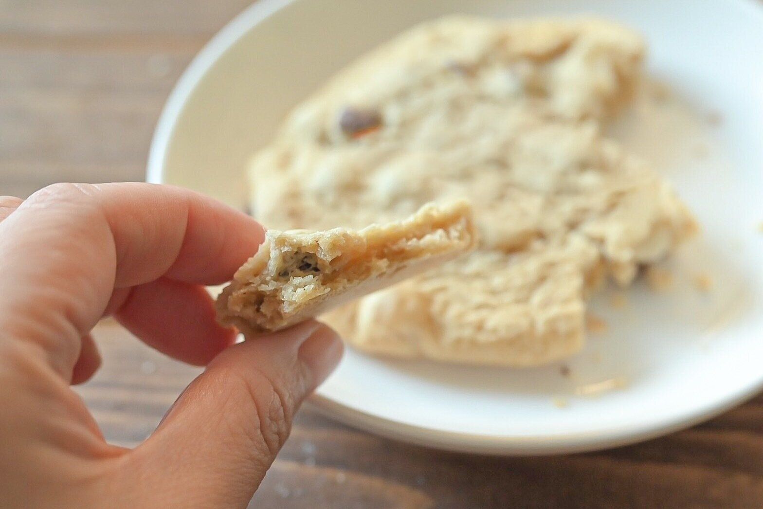 「チョコとマカダミアクッキー」の断面