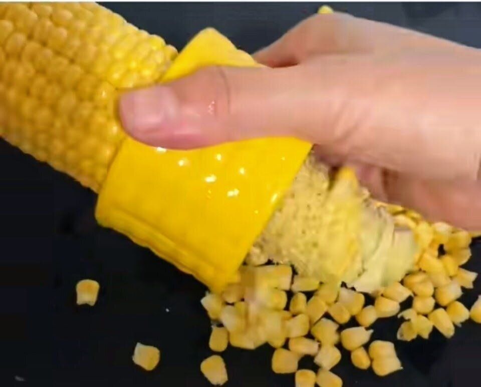 コーンカッターを使っているところ