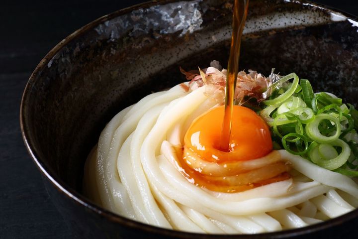 生卵とうどうにだし汁を注ぐ