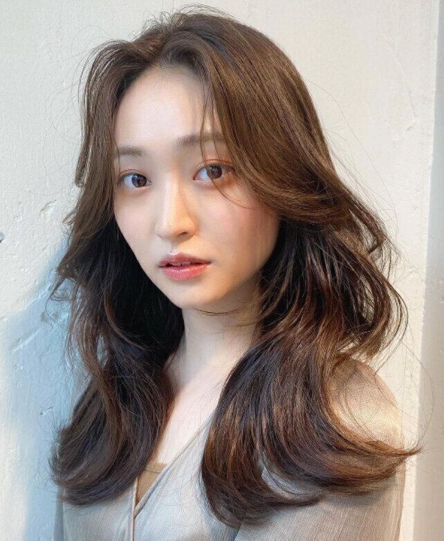 くびれシルエットが大人気！色気がある韓国風ロングヘア