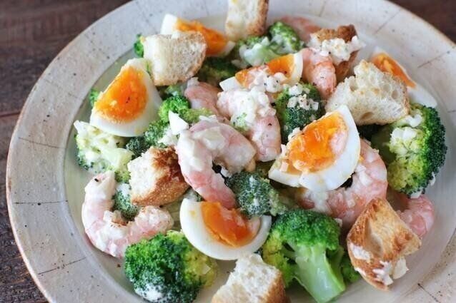 おもてなしにも！エビとブロッコリーの彩りバゲットサラダ