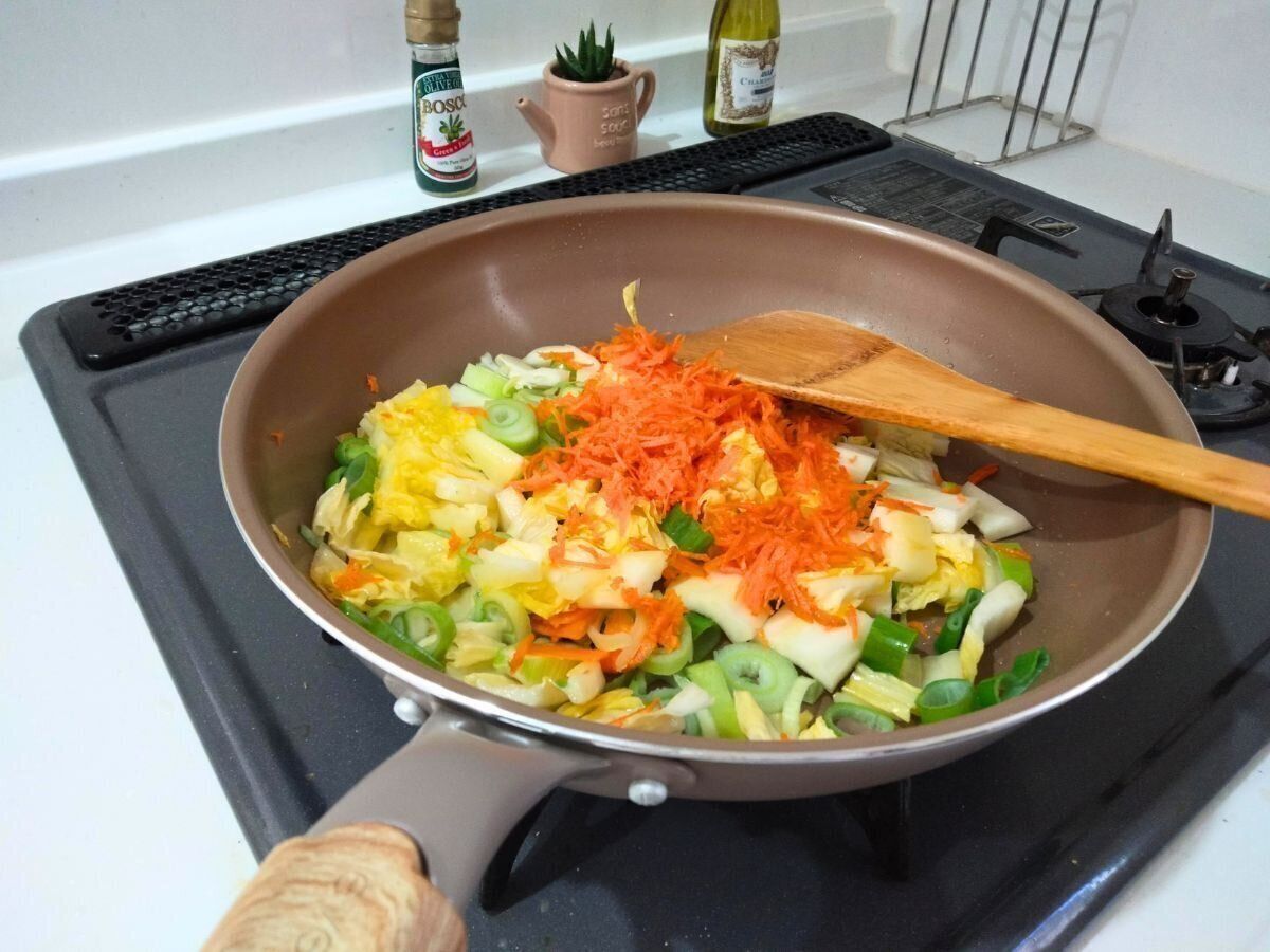 フライパンで野菜を炒めている画像