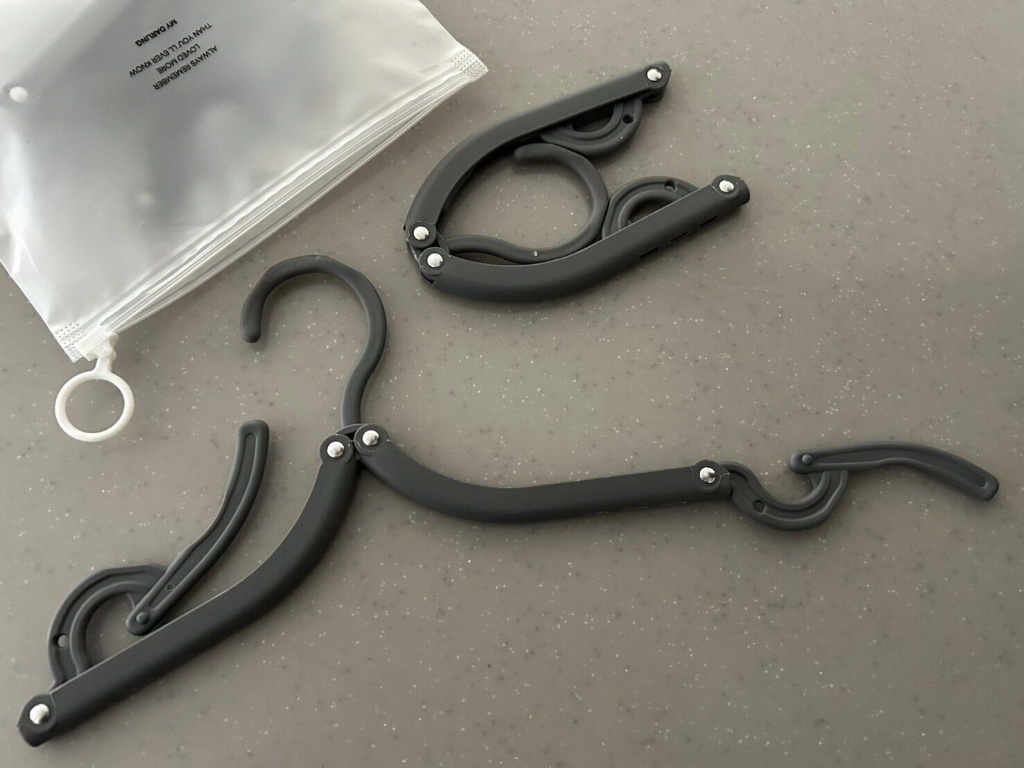 【3COINS】ホントにこれが330円でいいの!?家でも外でも活躍する折りたたみハンガーが優秀すぎる