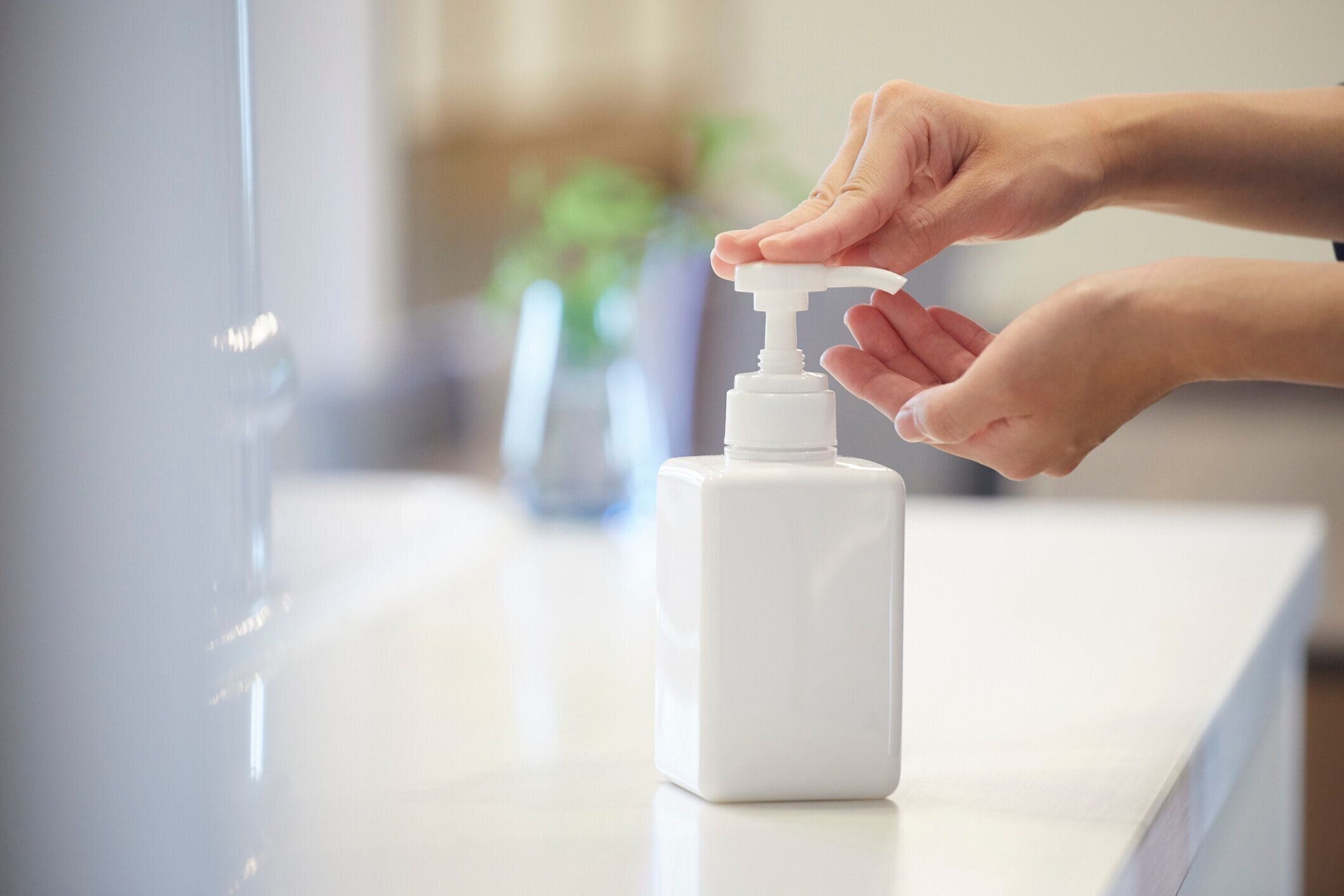 アルコールを殺菌する女性の手