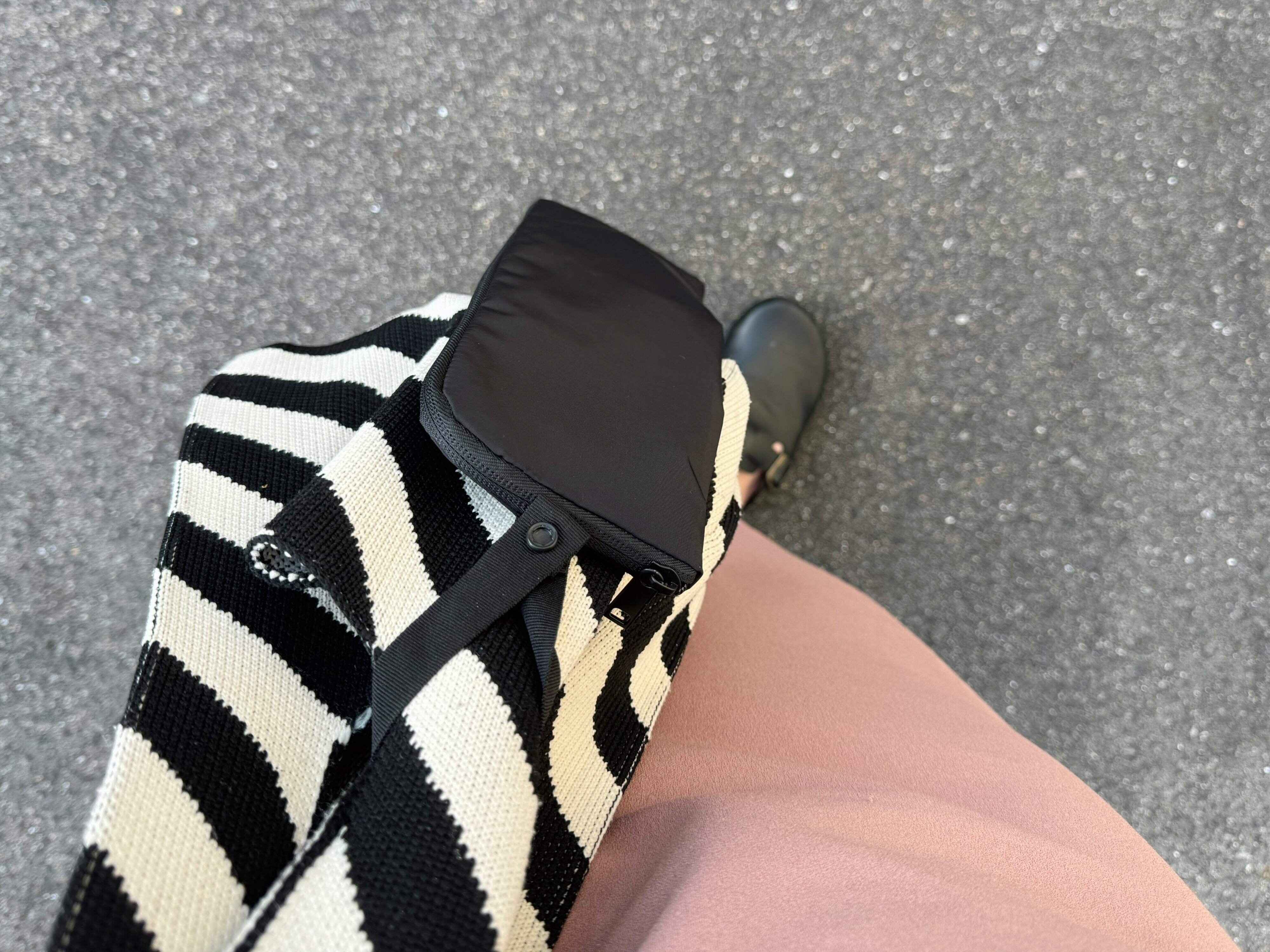 2．カバンの取っ手につけられるから