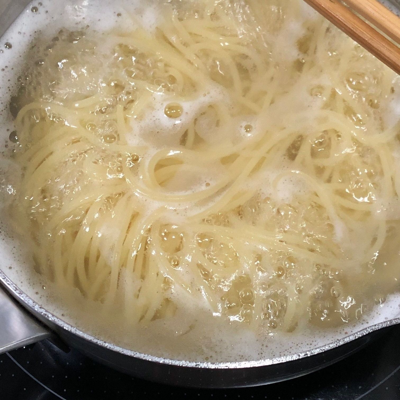 沸騰したお湯で茹でる