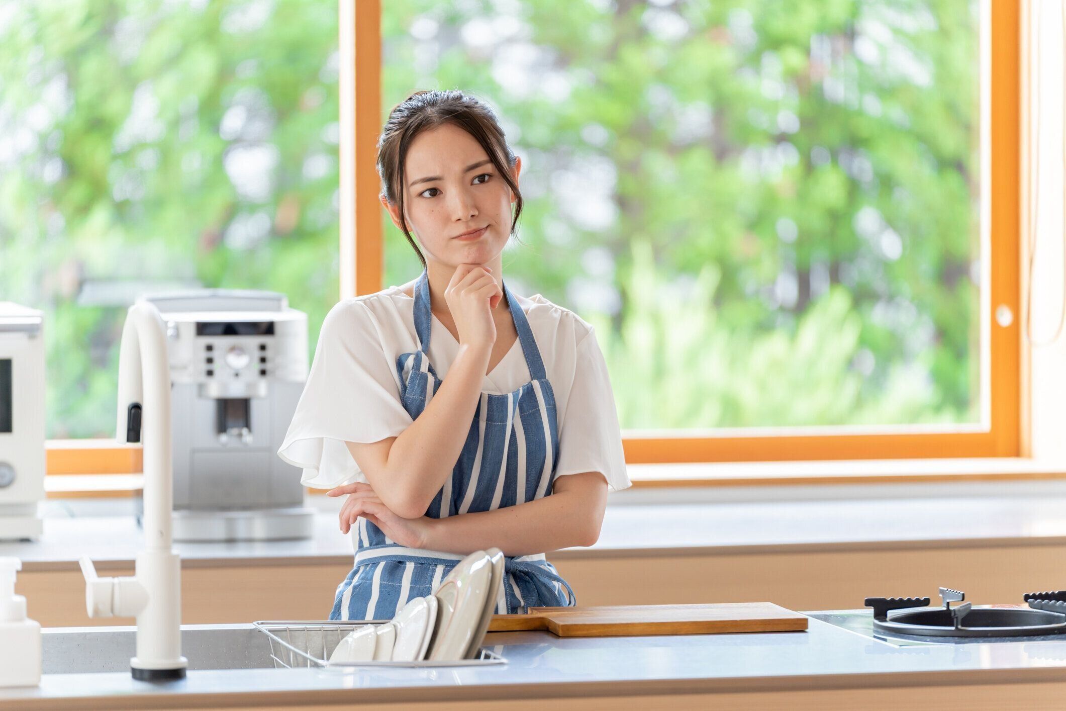 キッチンで調理魅力的な日本人女性