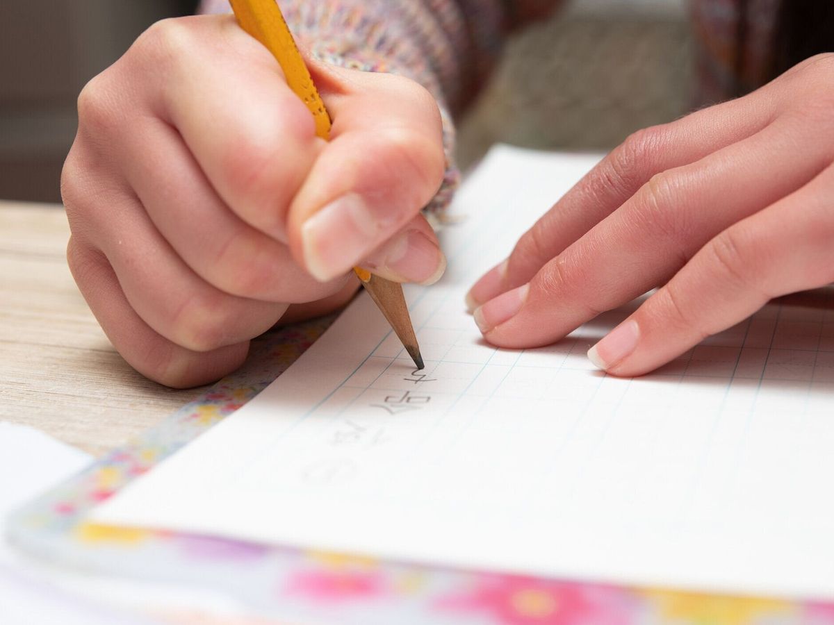 鉛筆で漢字を練習する子供 国語 言葉の意味