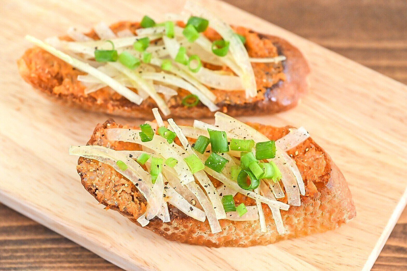 木製のまな板にのった「さけめんたいバゲット」