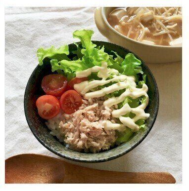 すし酢でさっぱりツナとレタスプチトマトのサラダ丼