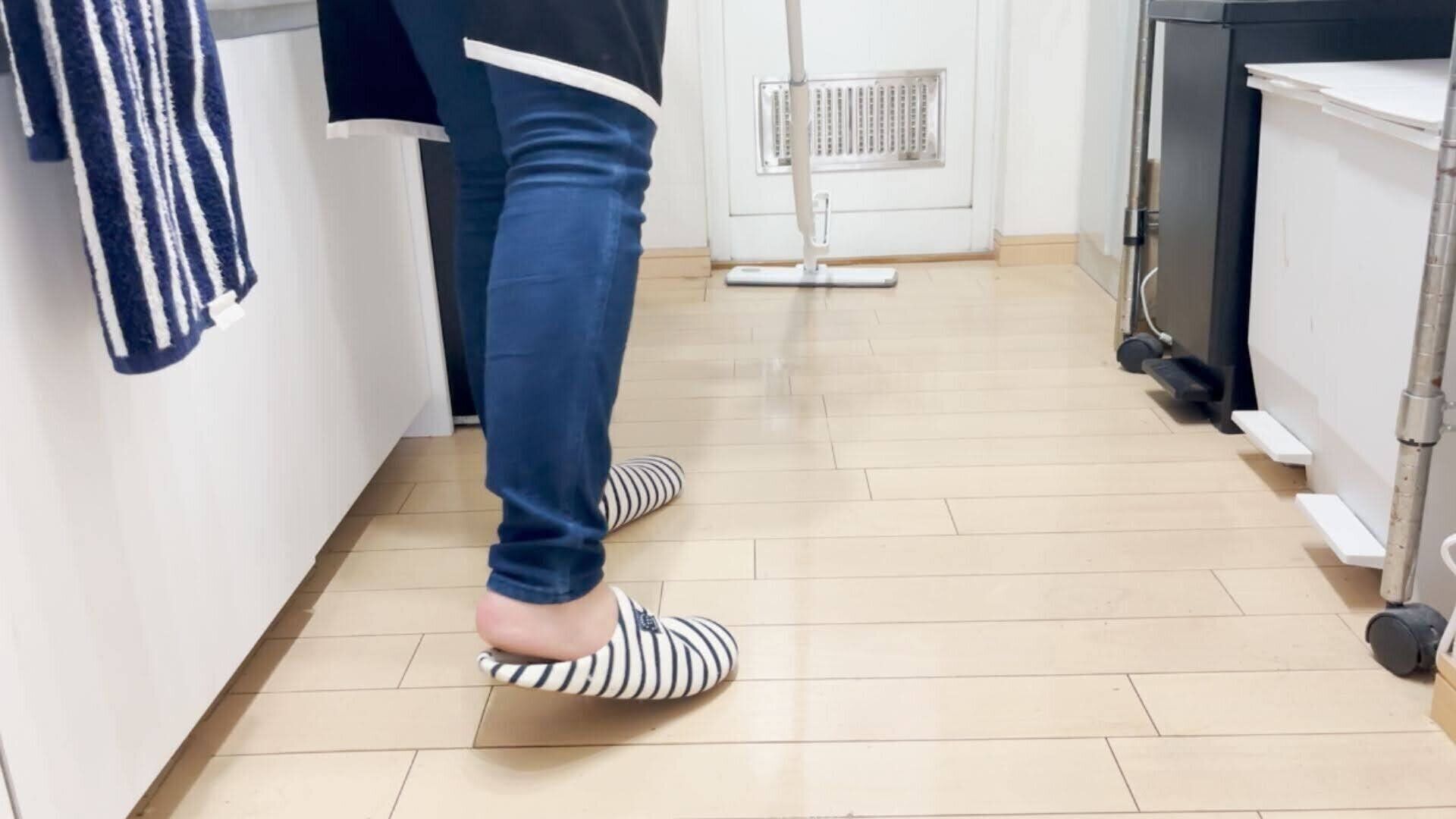 フローリング掃除をしてキレイになった反応を楽しむ