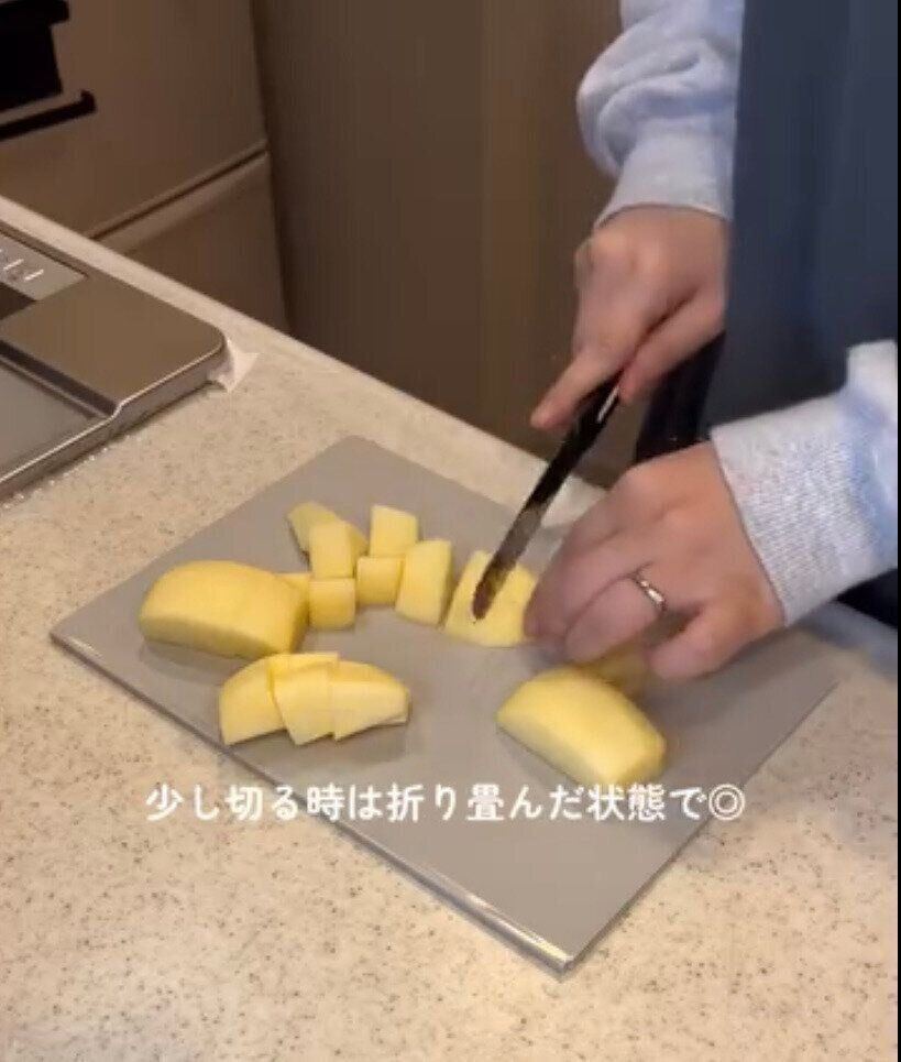 機能性抜群！「立てて乾かせる たためるまな板」