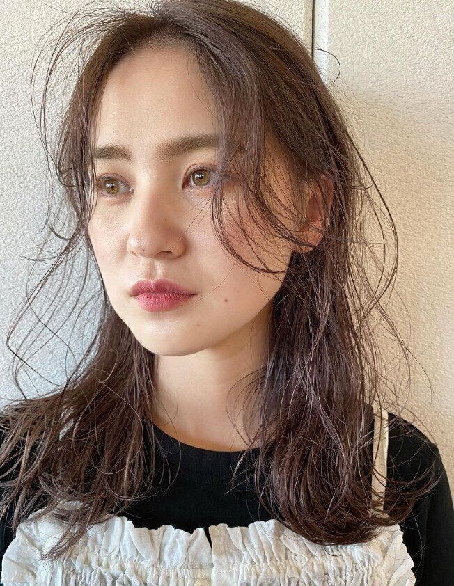 透明感のあるグレージュが旬！ニュアンスセミロング