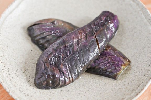 皿にのった白だしを使ったなすの煮浸し