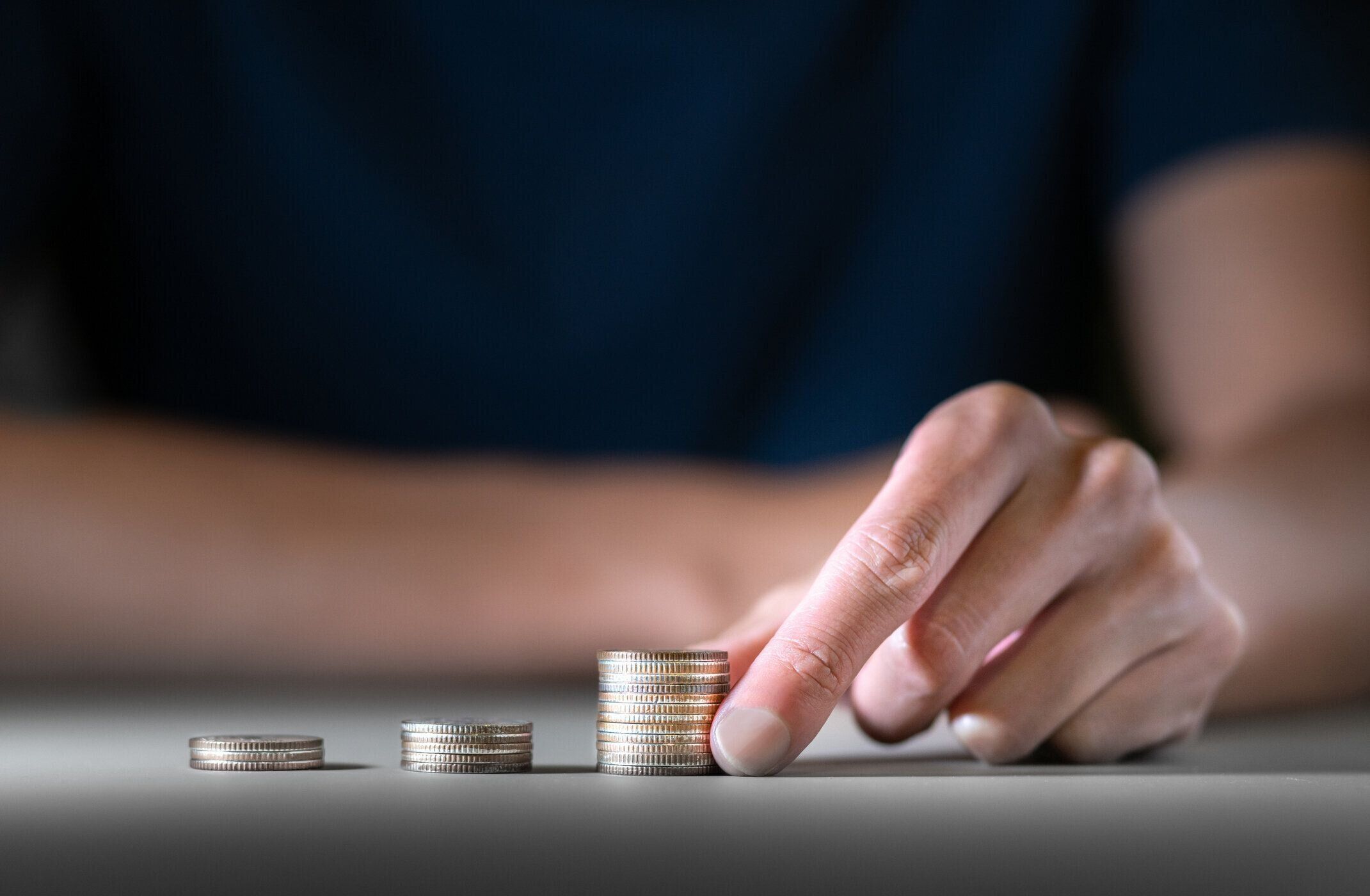 ビジネスマンは、マニーの富と金融コンセプト、ビジネスファイナンス投資、またはファンドとトレーディングで成長するためのファイナンシャルプランニングを節約するためにお金や金貨�