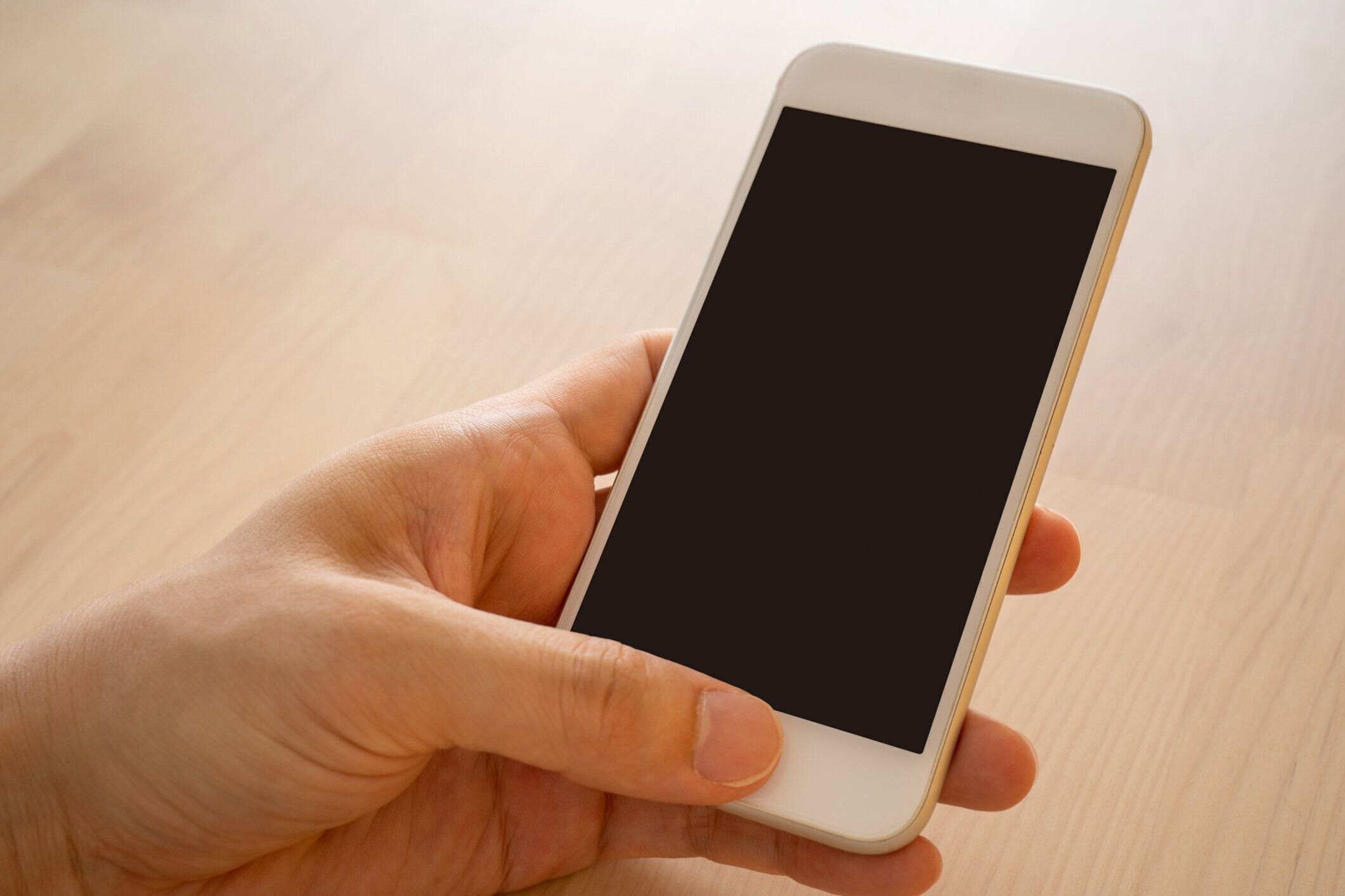 スマートフォンと男の手。