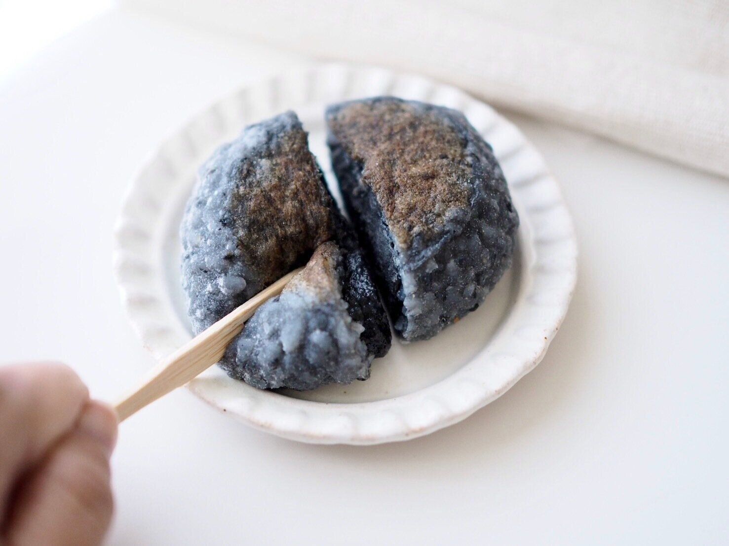 シャトレーゼ「粗搗き大福 黒胡麻」いただきます写真