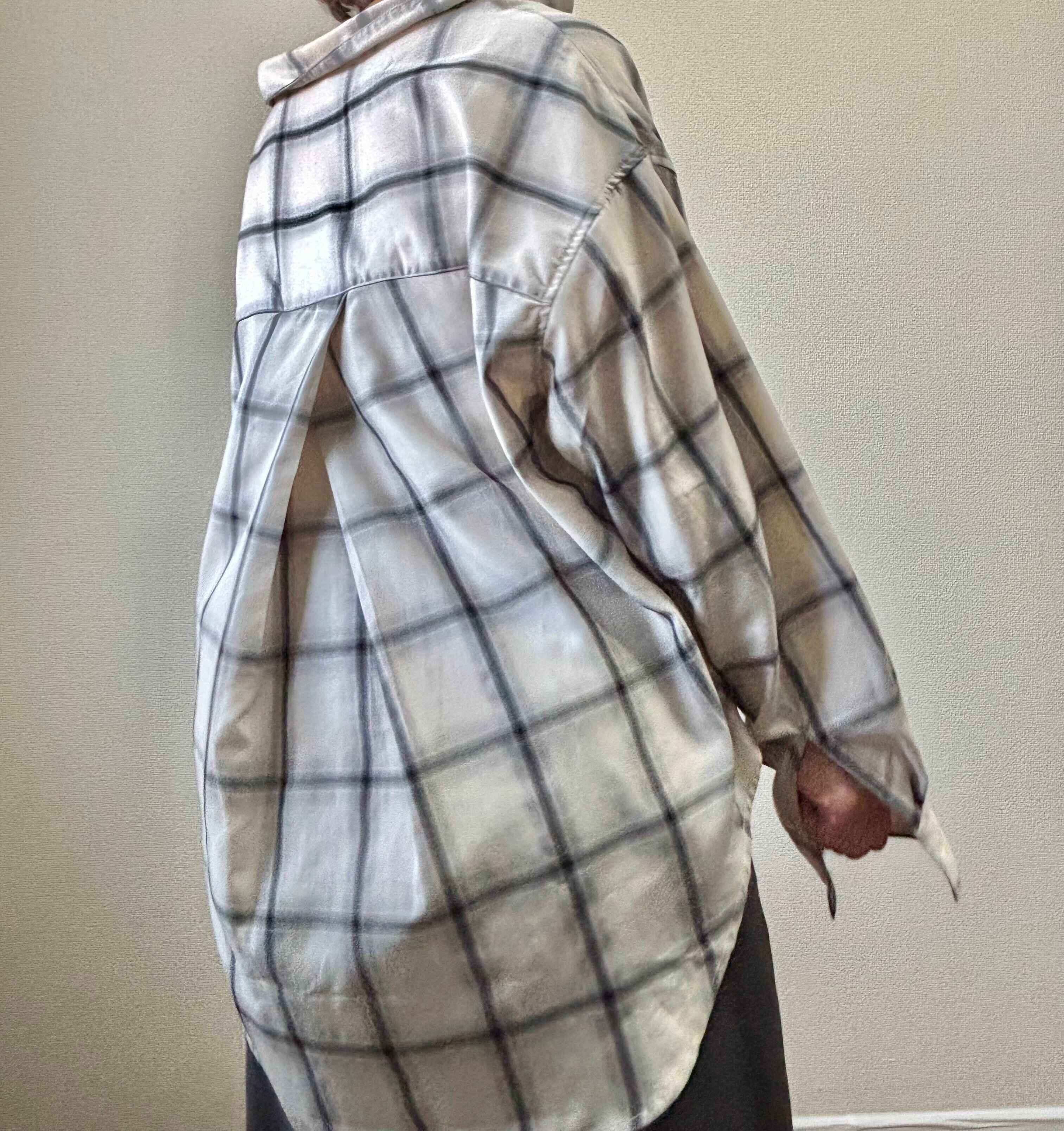 チェックシャツの後ろ姿