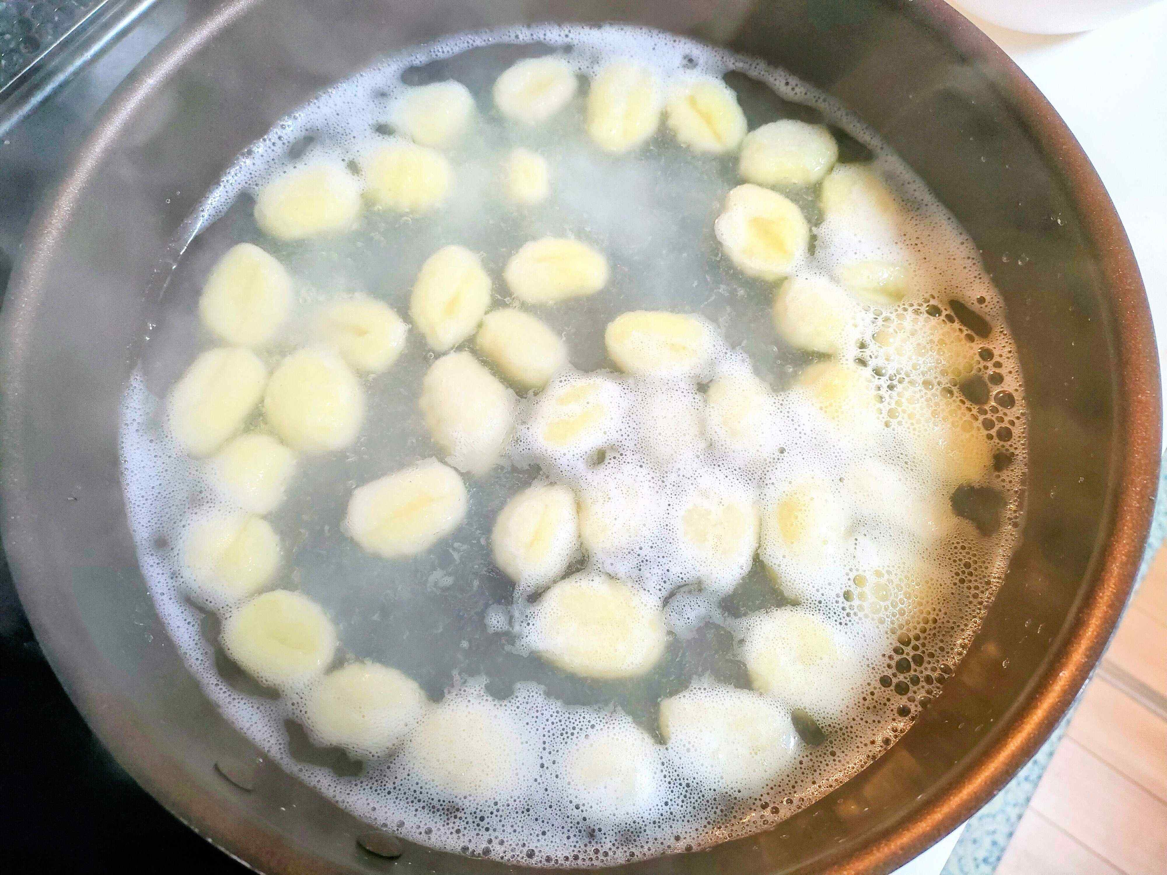 浮かんできたらニョッキが茹で上がった合図