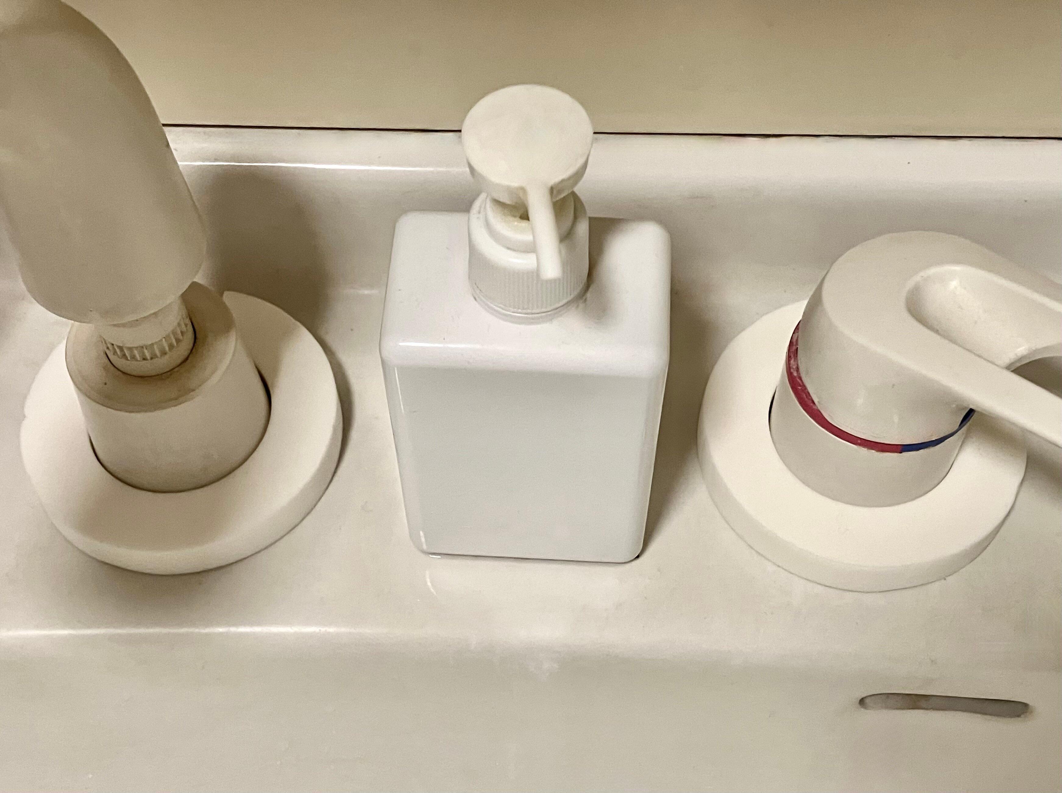 経年劣化で黒ずんだ蛇口まわりにPVAスポンジを装着