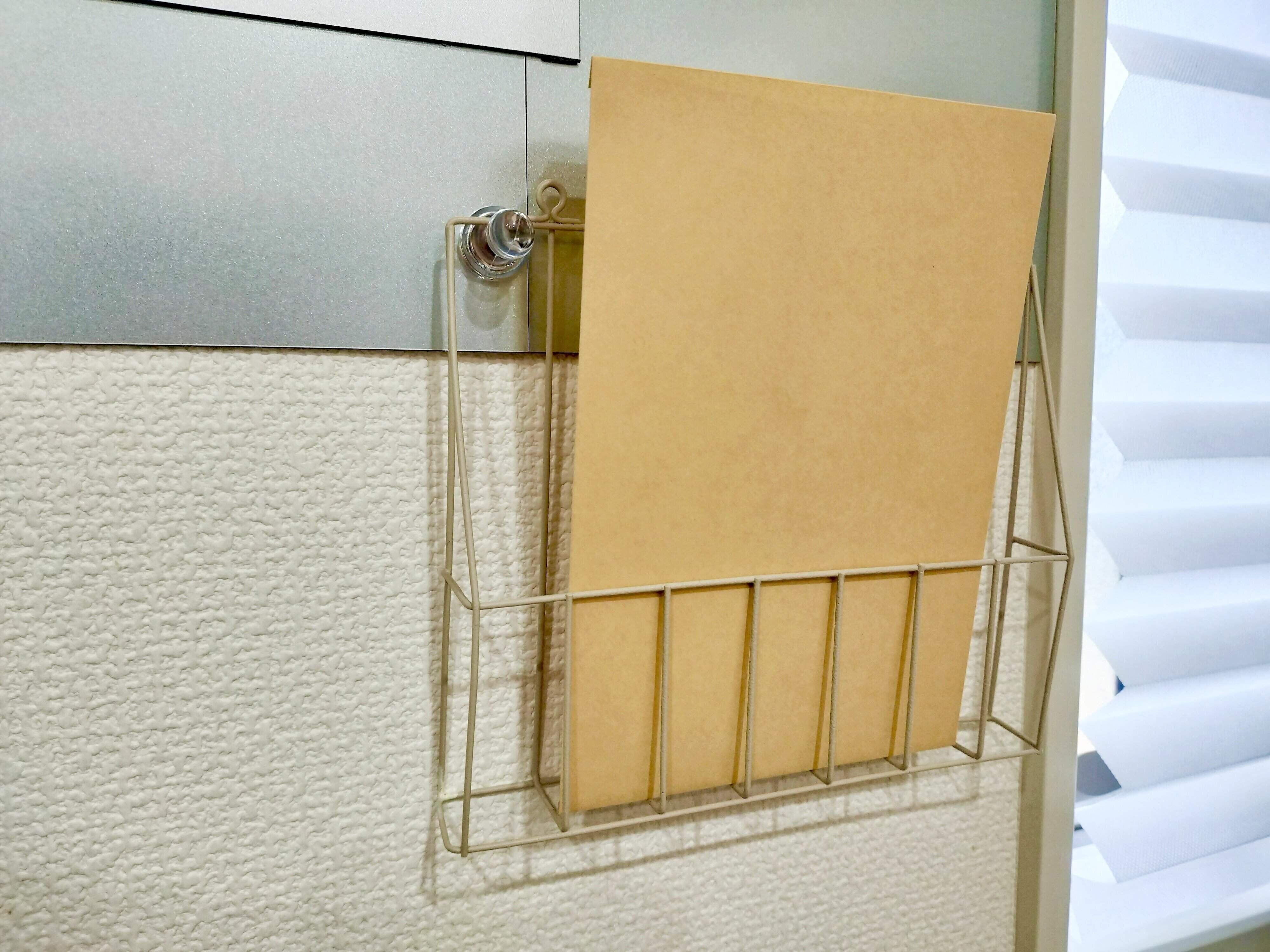 スチールタイルにワイヤーレターラックをかけたところ