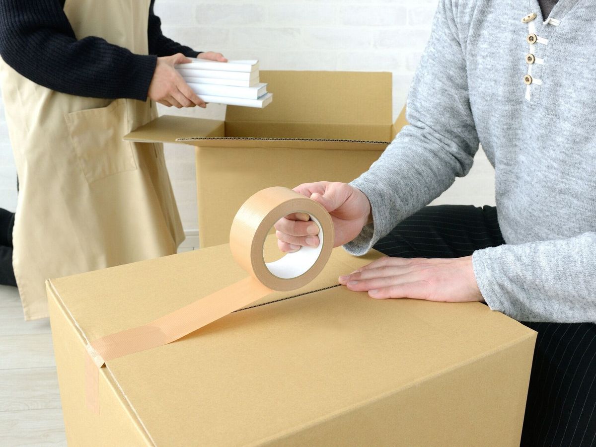 居間で移動するための男女梱包