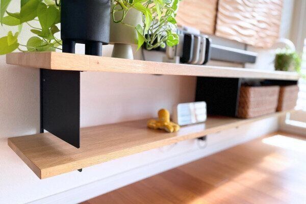 余白のあるリビングの飾り棚