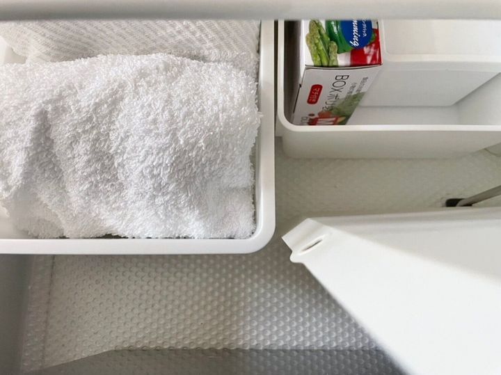 場所に合わせて伸縮できて便利!セリアの伸縮収納トレーで隙間知らず!