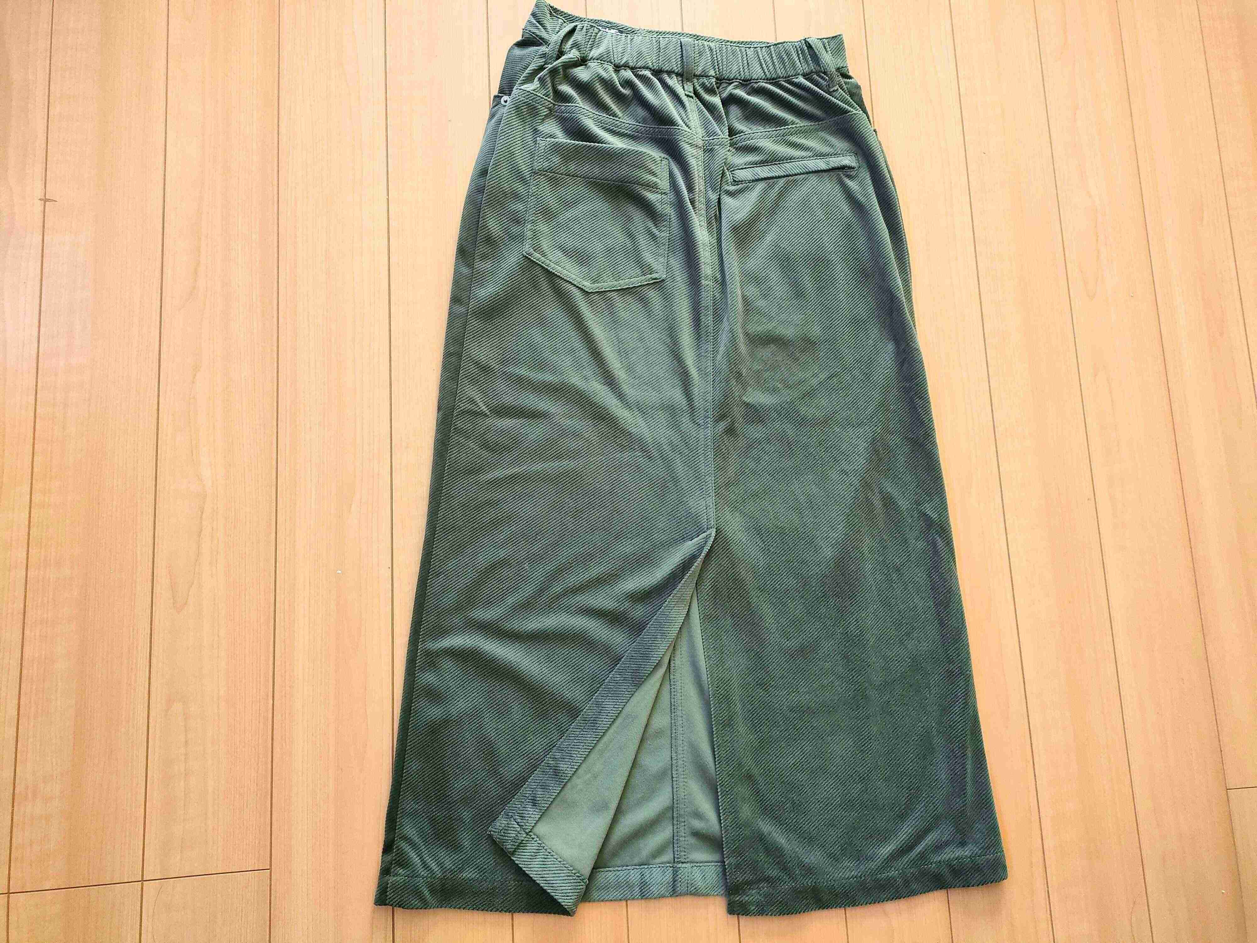 裏スリットが入ったスカート