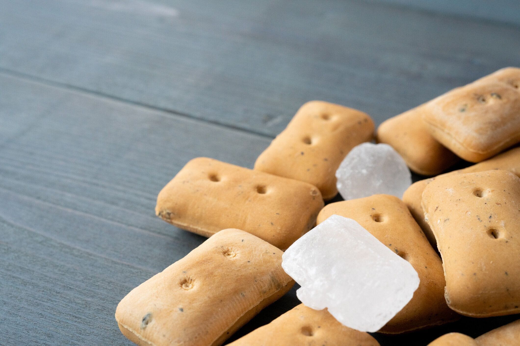 木製のテーブルに硬いタック