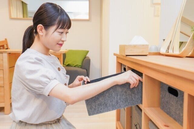 片づけをする女性