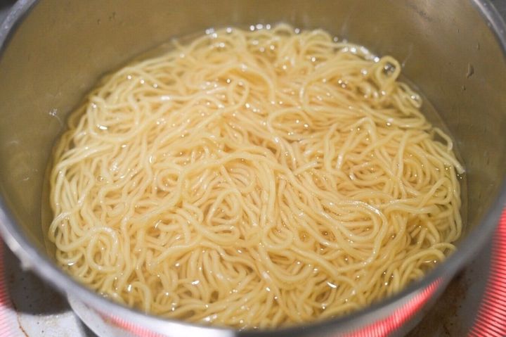 鍋に入った麺