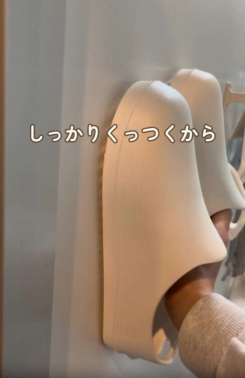 【ダイソー】直接壁にピタッと張り付くのが画期的すぎる