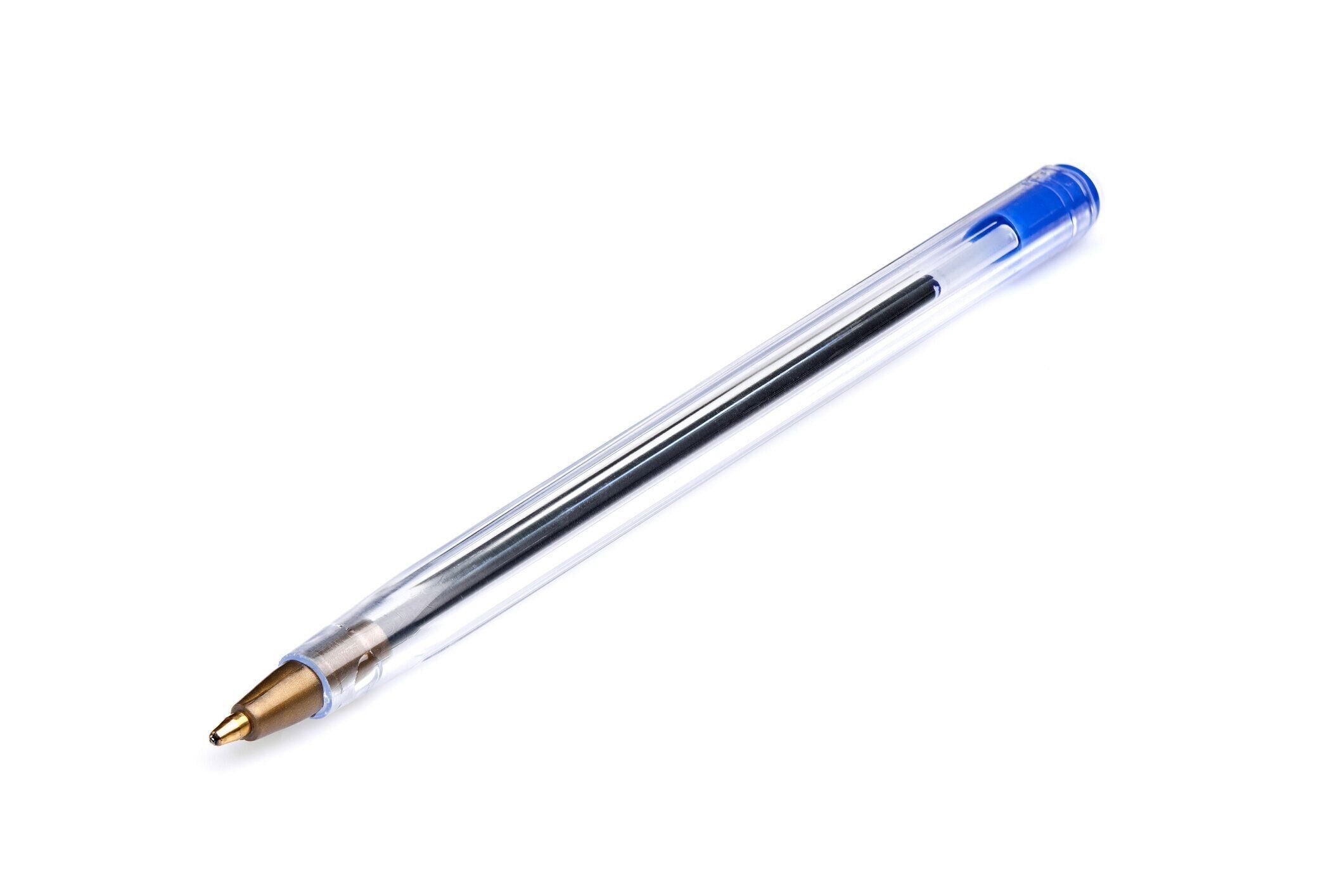 白い背景にプラスチックのボールペン。青インクペン。