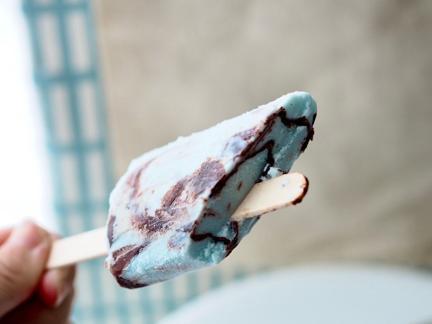 シャトレーゼ「チョコバッキー ドライミント」断面写真